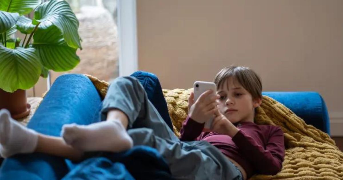 Balancing Act: The Mental Health Benefits of Limited Smartphone Use for Teens